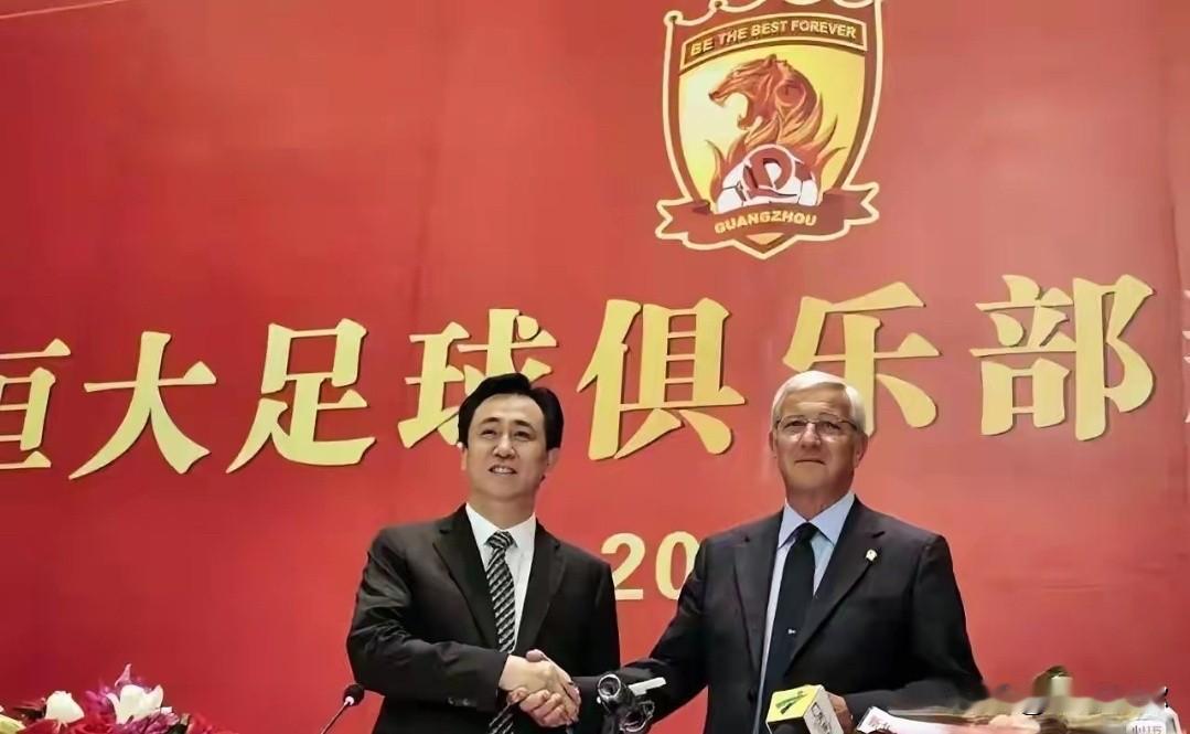 恒大当年以资本强势入场，直接把足球报道变成了公关管控游戏：听话的记者有车马费、有