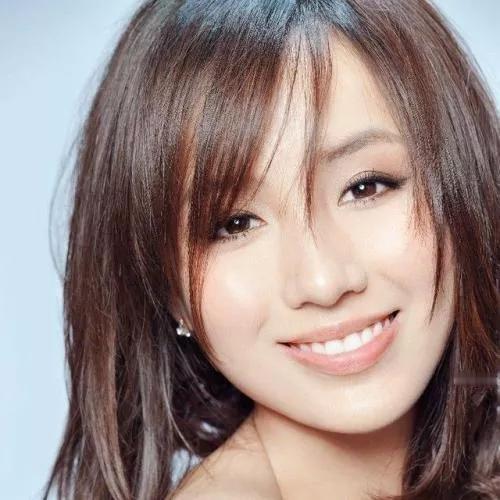 美人如花隔云端，笑语盈盈意自闲。她笑靥如花仍然笑靥如花淡雅笑靥缘于笑靥如花