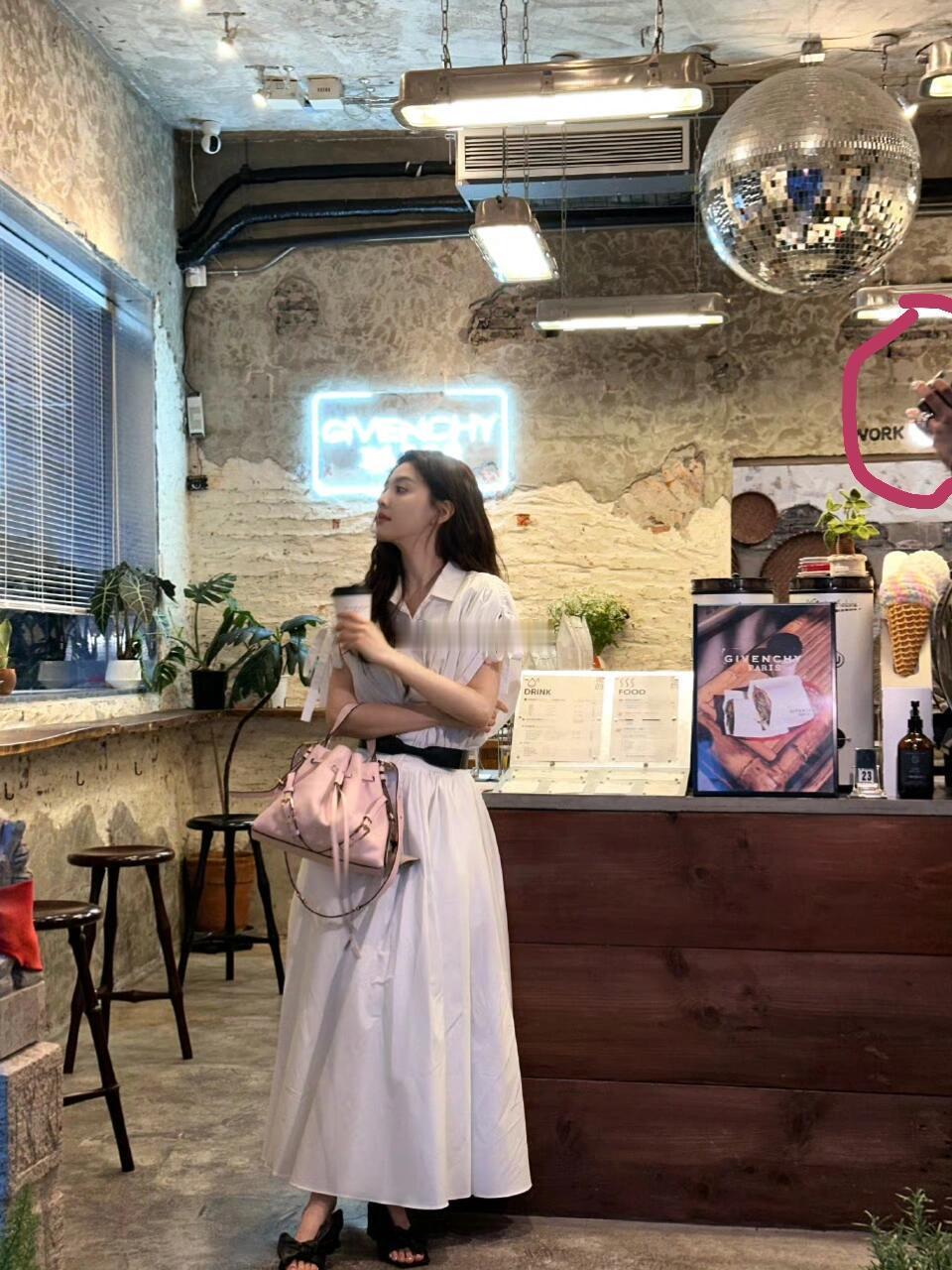 网友说章若楠这张照片的戒指是白敬亭照片里的戒指…这是凑巧是巧合吗