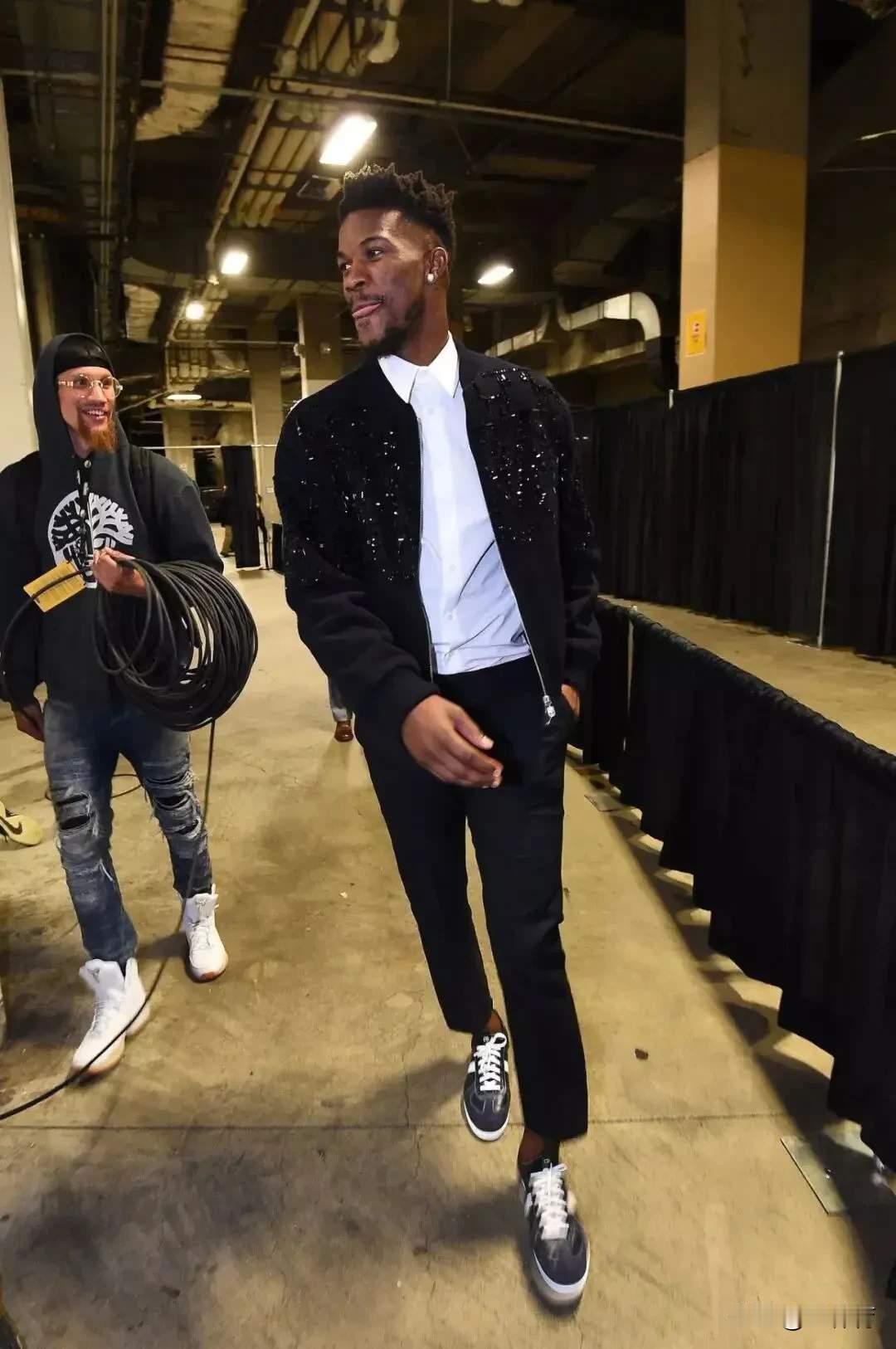 巴特勒又想拿冠军又想拿高薪勇士输给雷霆，巴特勒上场15分钟，投篮7中2，三分