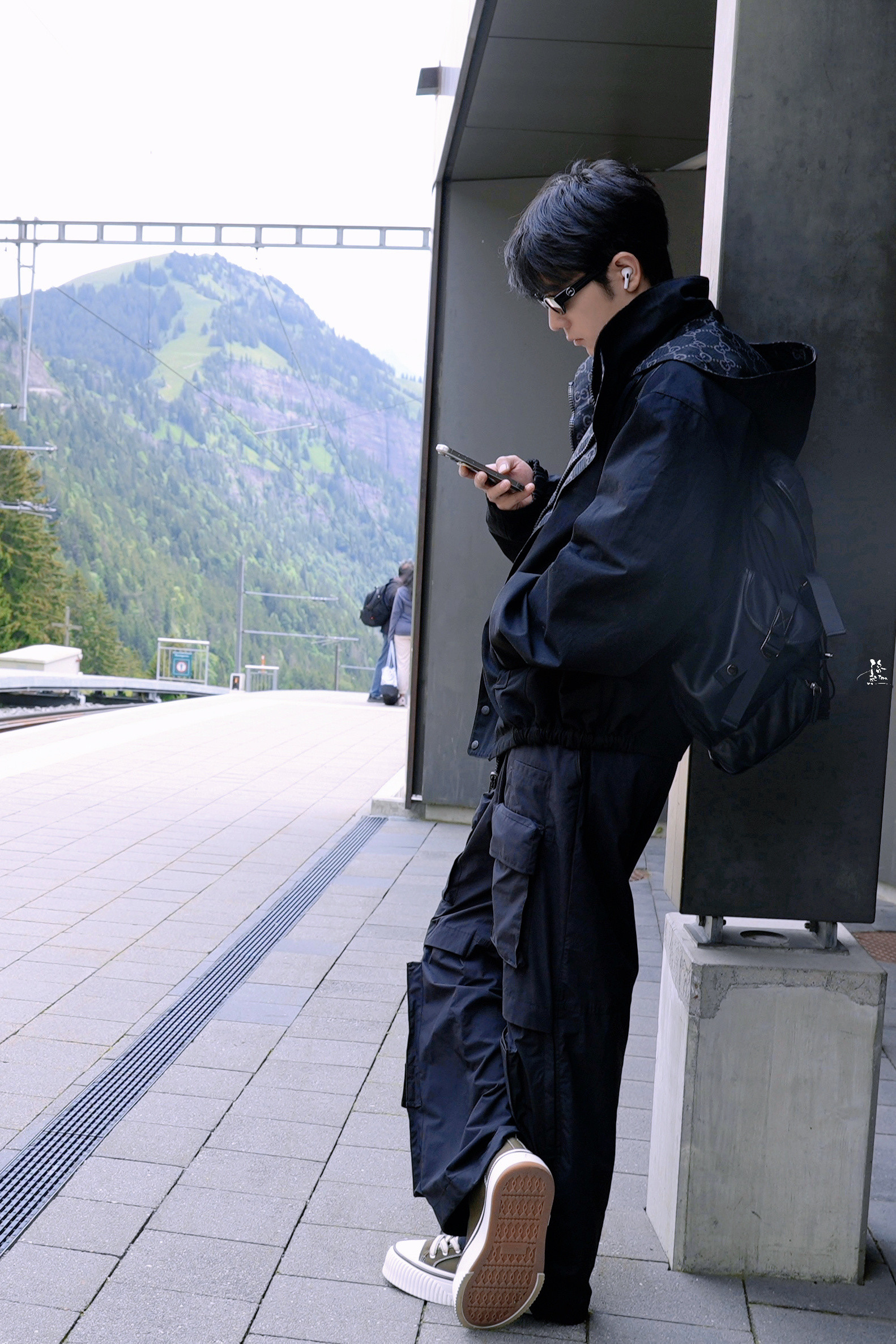 肖战造型◎肖战单手飞身上马想和你一起，把山川湖海都走一遍。从此人间烟火，皆是并