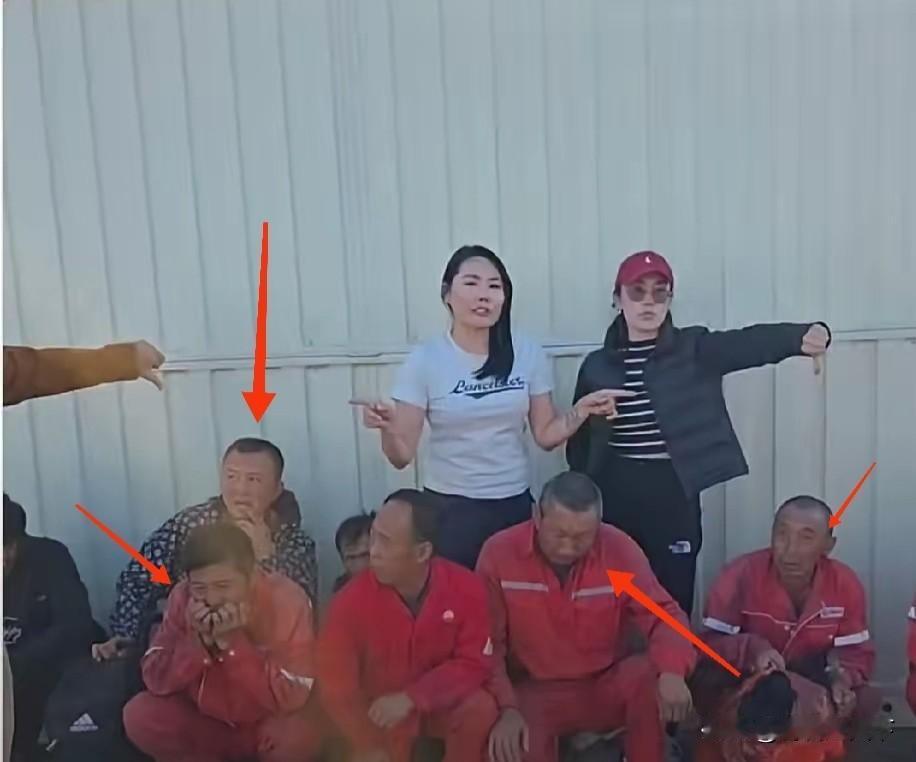 蒙古营地冲突事件中，可以明显看出营地中的人们被这帮蒙古人给吓坏了。就拿下面这张