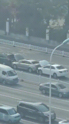 天津这个地方还是太有梗了！天津某地有三辆车发生了追尾事故，普通人的第一反应，不