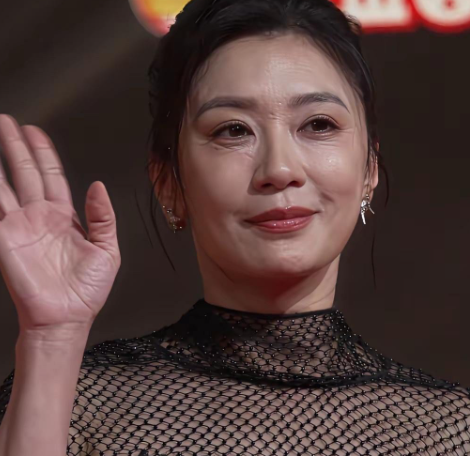 51岁的贾静雯这才是一个中年女人的真实状态，大家千万别被那些美颜滤镜给骗了一