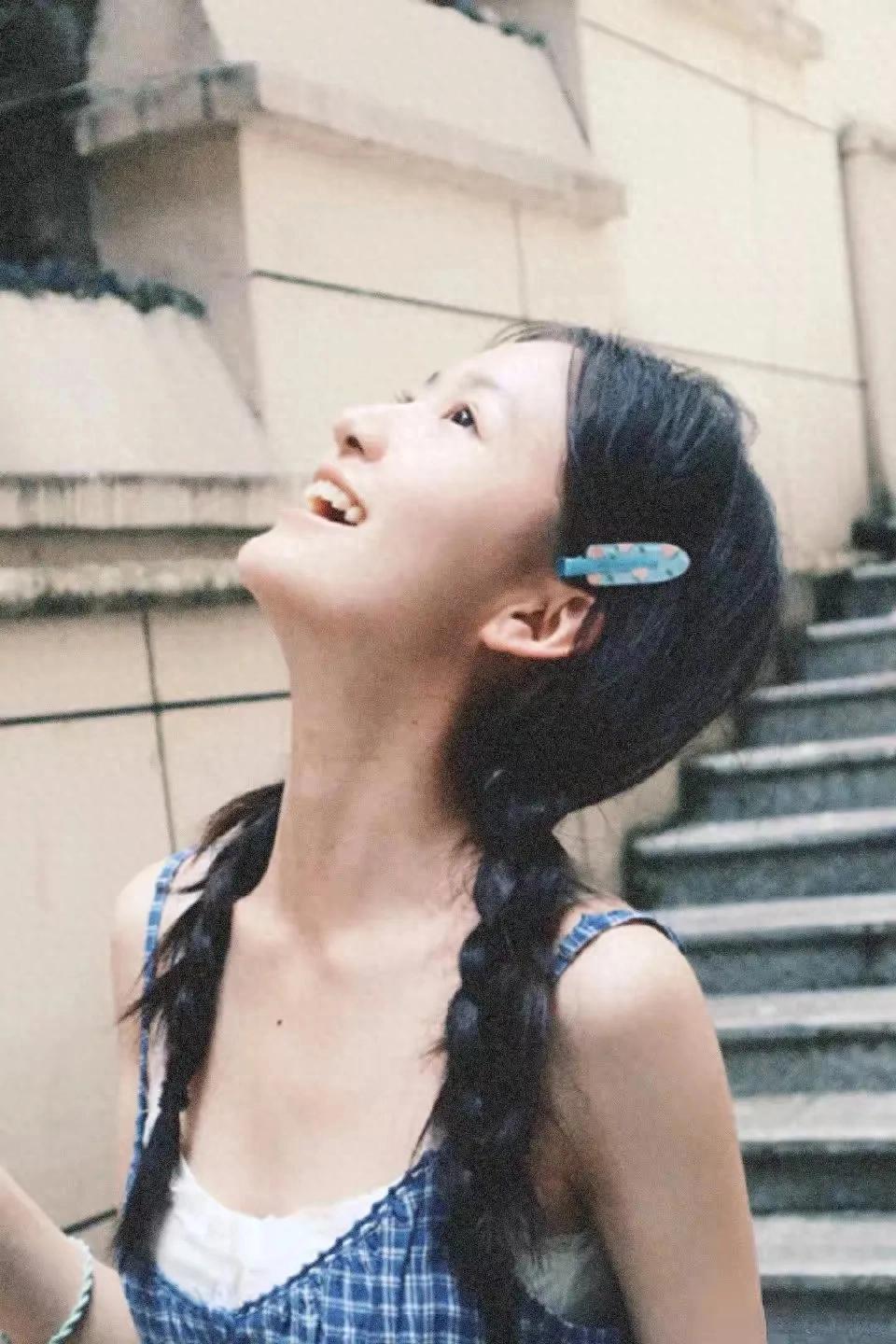 赵雨彤蓝色格子小吊带写真，清纯可爱