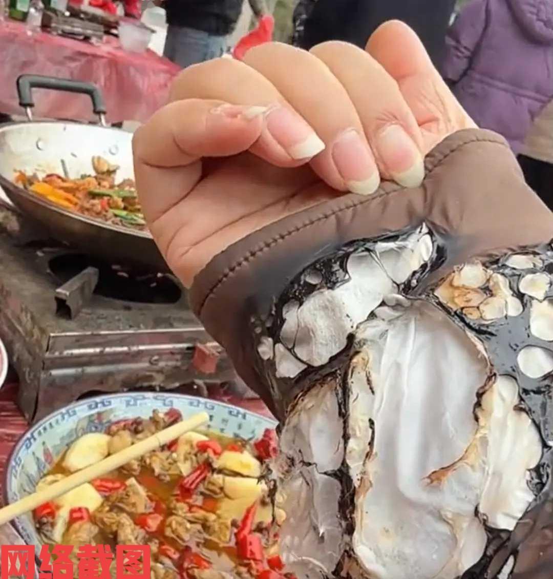 湖南湘西有女子穿千元羽绒服吃席。只是让女子没有想到事，自己穿着的羽绒服在吃席