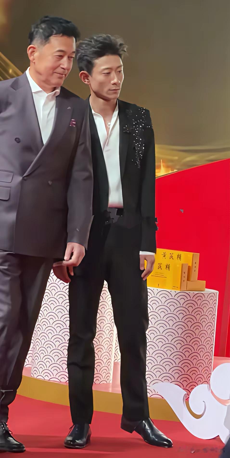 年轻男星竟然没有成熟男星高！