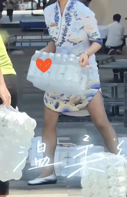 海航的这个空姐火了！但她自己还蒙在鼓里。三亚机组车旁，送水阿姨水桶散落一地，不