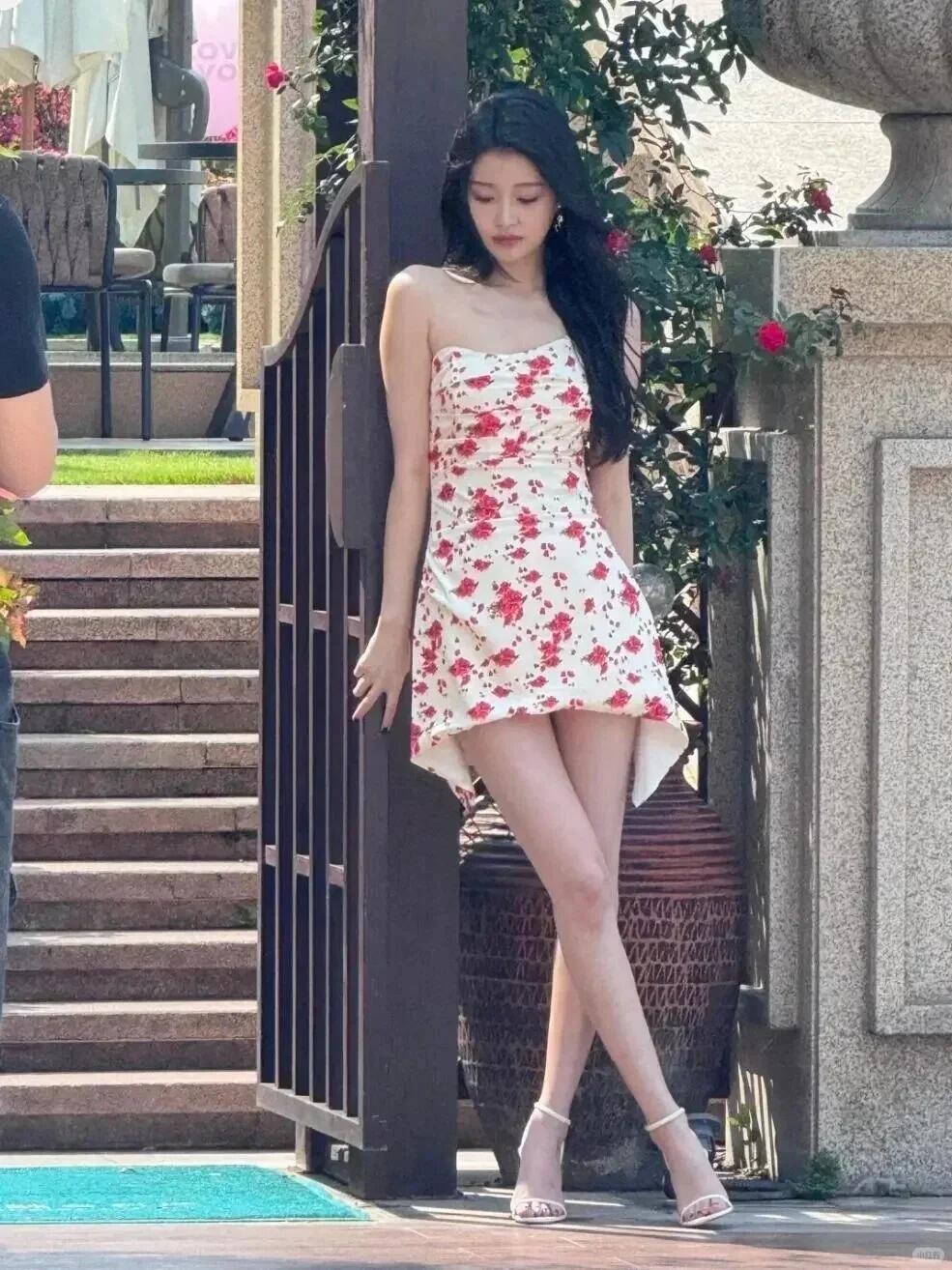 喔天，她真的是正常人吗？天呐！孙怡这路透也太好看吧!身材绝了，这大长腿，原相机