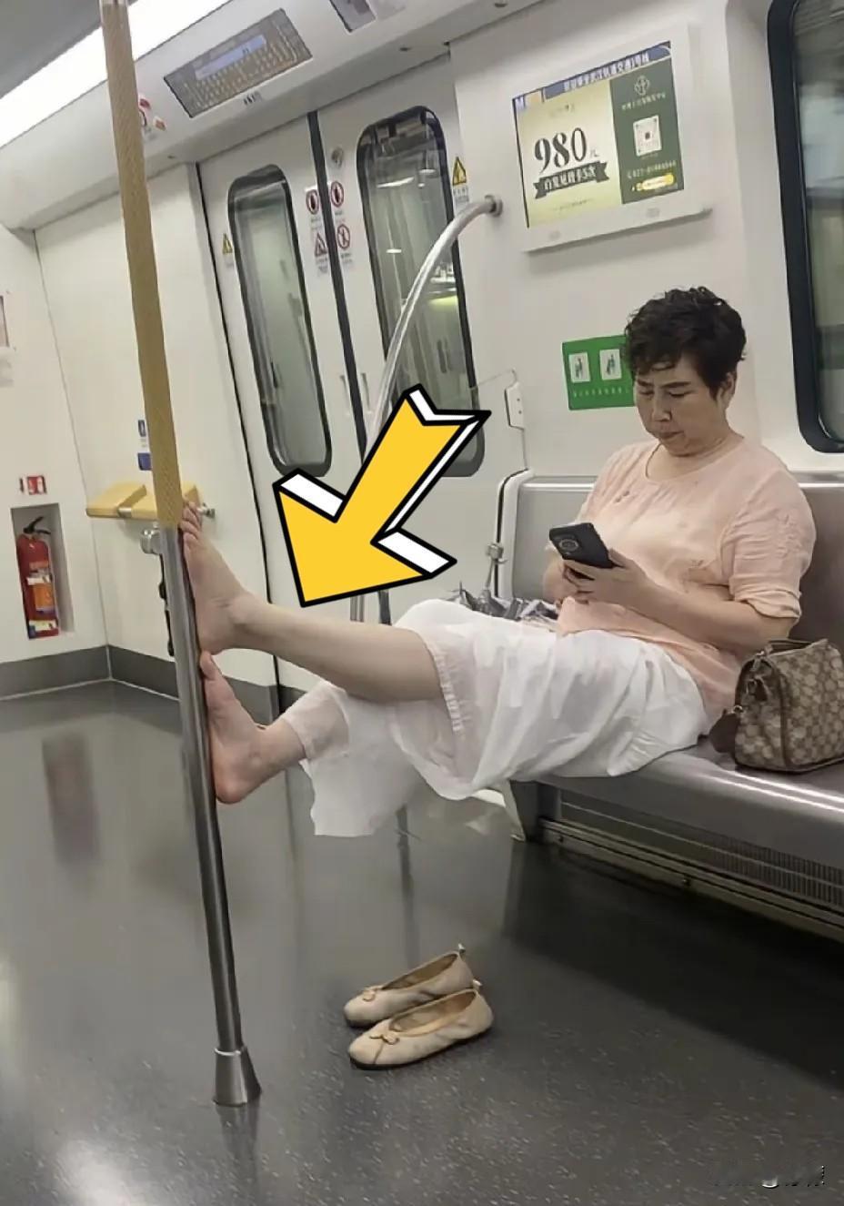 武汉地铁上这位大妈，最近真火出圈了——别人坐地铁是挤着、站着，她倒好，把座椅