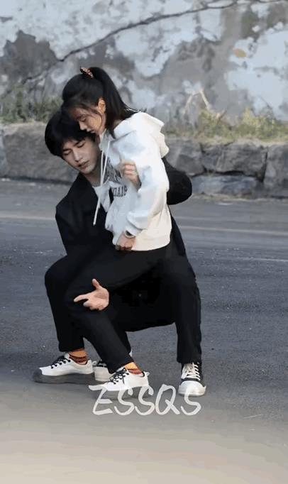网友说，张凌赫你到底行不行啊，抱个赵今麦，怎么感觉抱不动的样子!其实不是抱不
