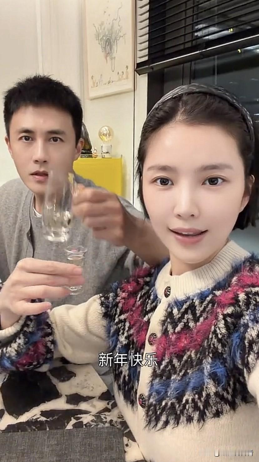 王灿发视频记录除夕夜一家人的动态，王灿公公婆婆娘家妈都出现在镜头里，小蛋饺爷爷陪