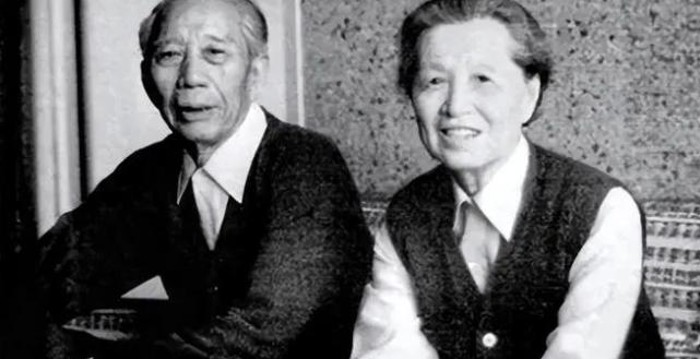王震29岁还单着，全旅就他一个“铁光棍”，战友们天天拿他打趣。贺龙看不下去了，一