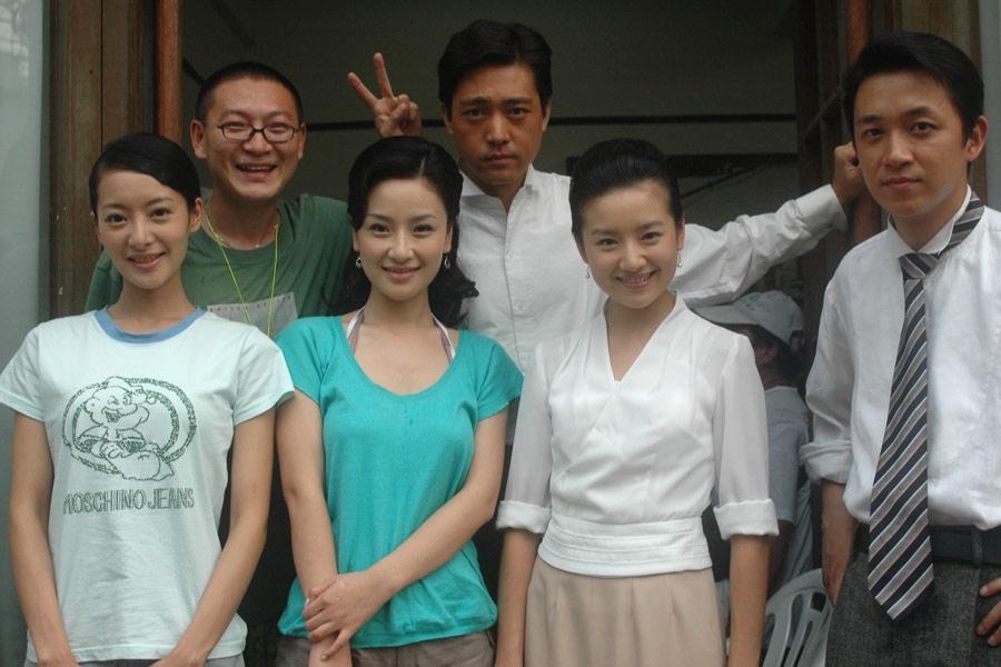 2005年，董洁在上海拍电视剧《红衣坊》时，在剧组里与演员们的一张合影。那时