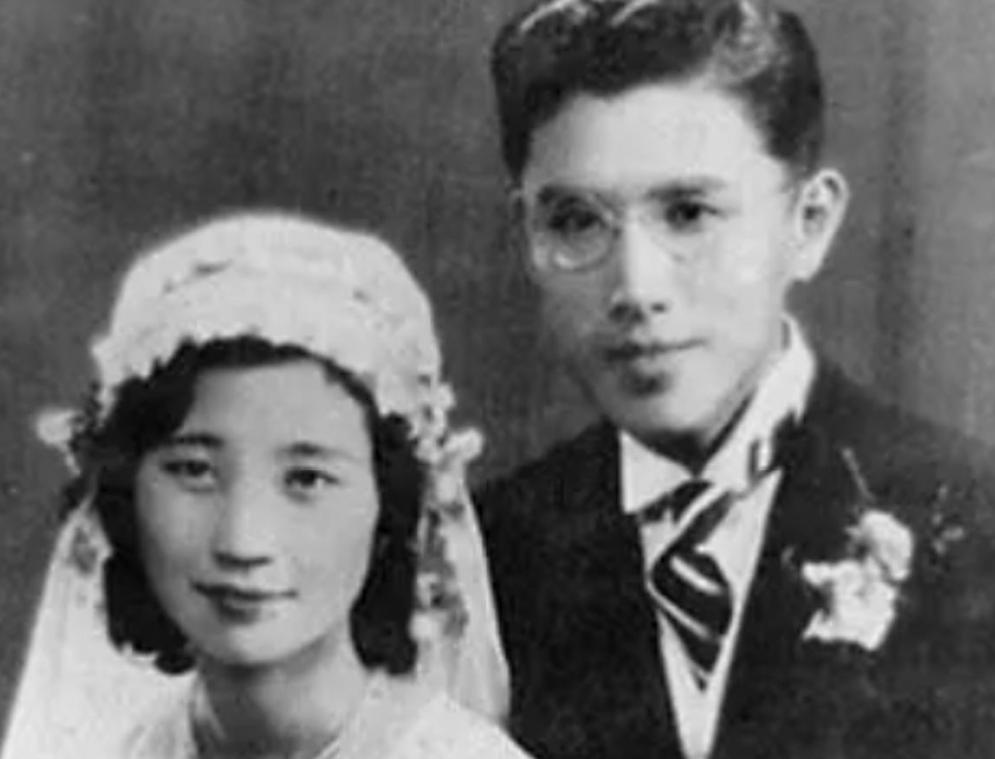 1993年初冬的清晨，北京城还未彻底苏醒。周培源披着风衣，一如往常地绕着校园