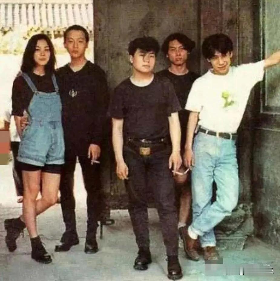 1994王菲窦唯旧照：热恋时的样子，太戳人！这张合影里，窦唯清瘦、罗圈腿，