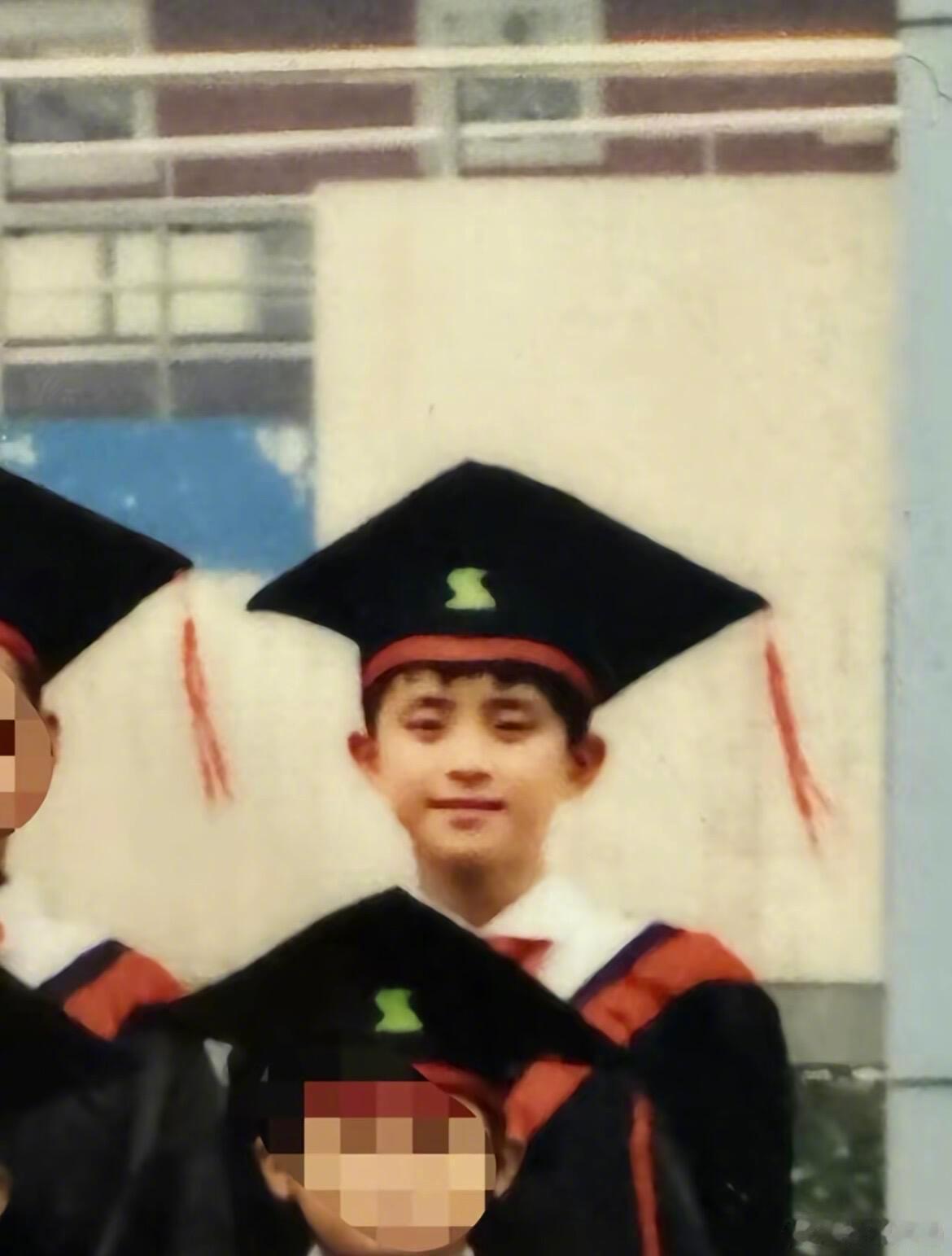 敖瑞鹏幼年体学士服毕业照,等比例长大的盆,从婴儿时期就是一路顶级神颜了
