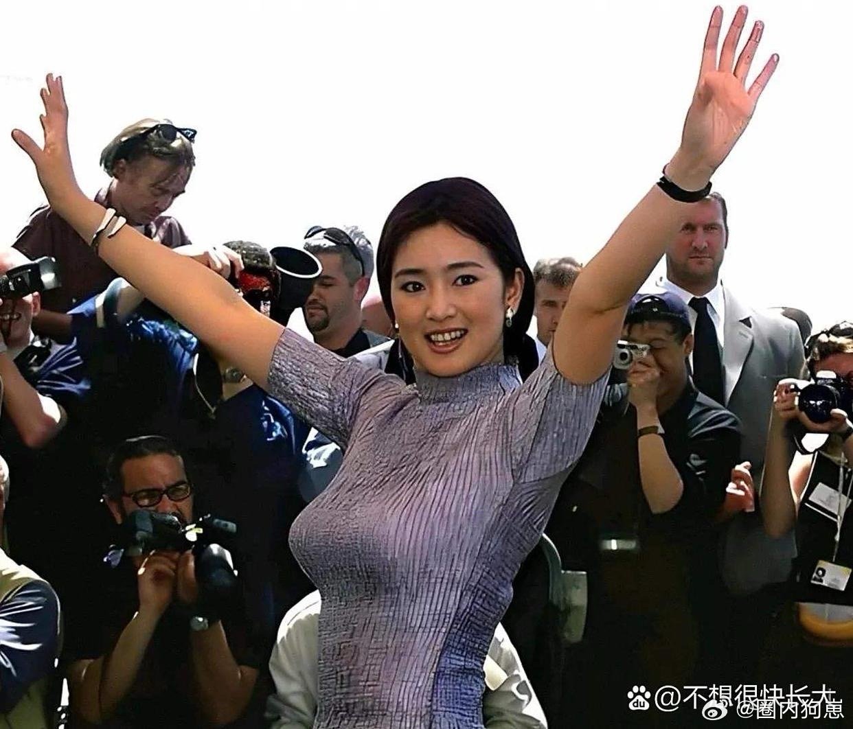 巩俐年轻时真是绝色！169cm的高挑身材配上56kg的匀称体重，曲线玲珑有致，比