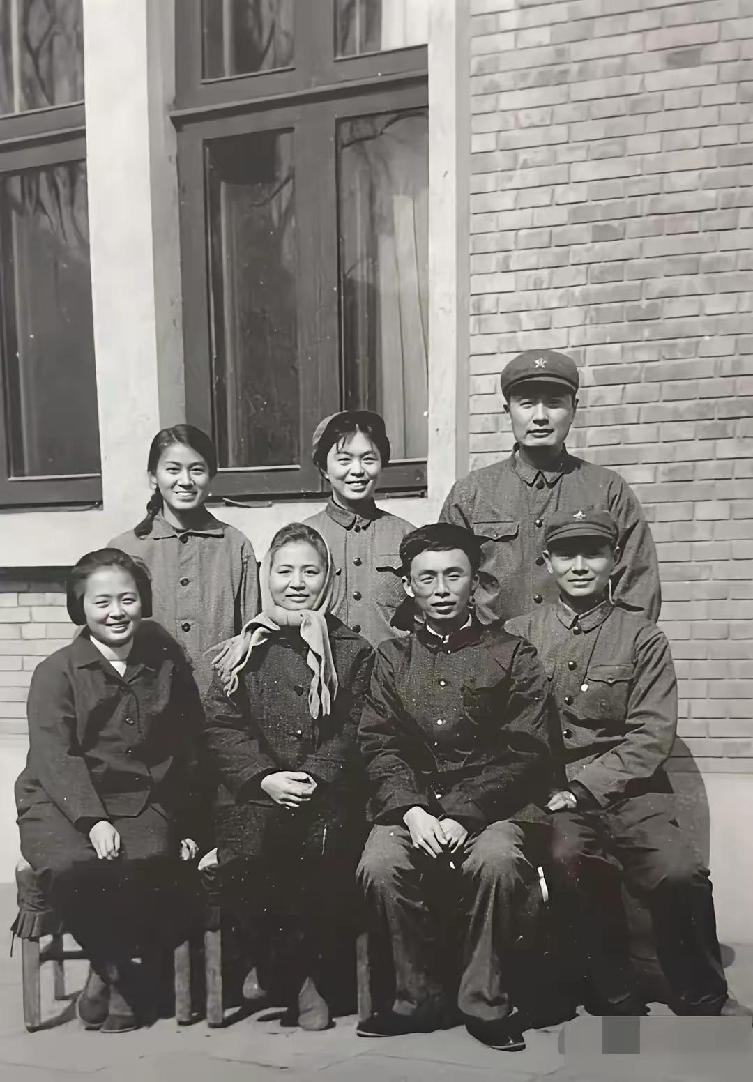 1972年，陈毅元帅家人全家福。陈毅元帅于1972年1月病逝，这是陈毅逝世之后，
