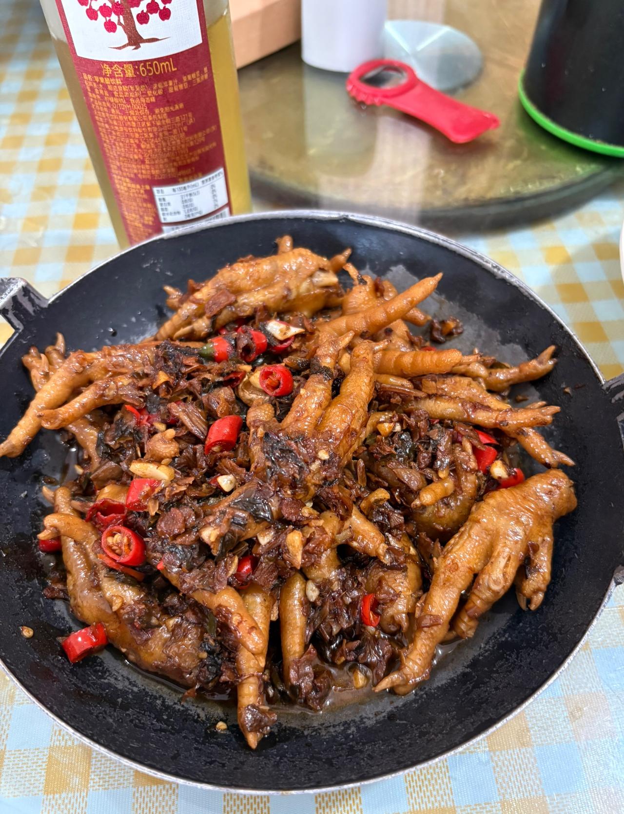 今天去了一家江西小炒店，吃完以后发现了江西菜的几个特点1，全部是现场炒，没有