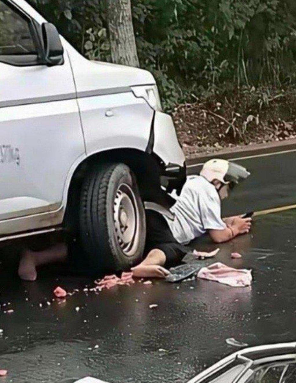 大哥，你的命不仅大，你的心是更大呀！都这样的一个情况，还有心情趴在那里玩手机，幸