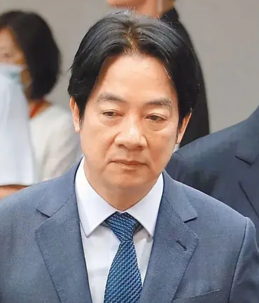 赖清德抛出两岸“并购论”，引发岛内舆论哗然。知名评论人历史哥直言，这一荒谬言论标