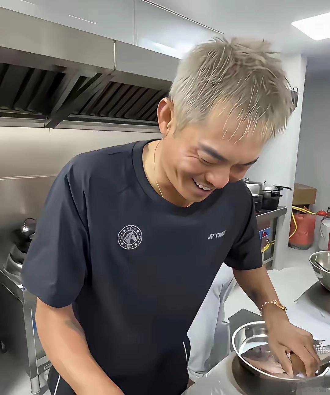 42岁的林丹已经满头白发，看起来像六十了！怪不得都说运动员年轻时身体透支严重！老