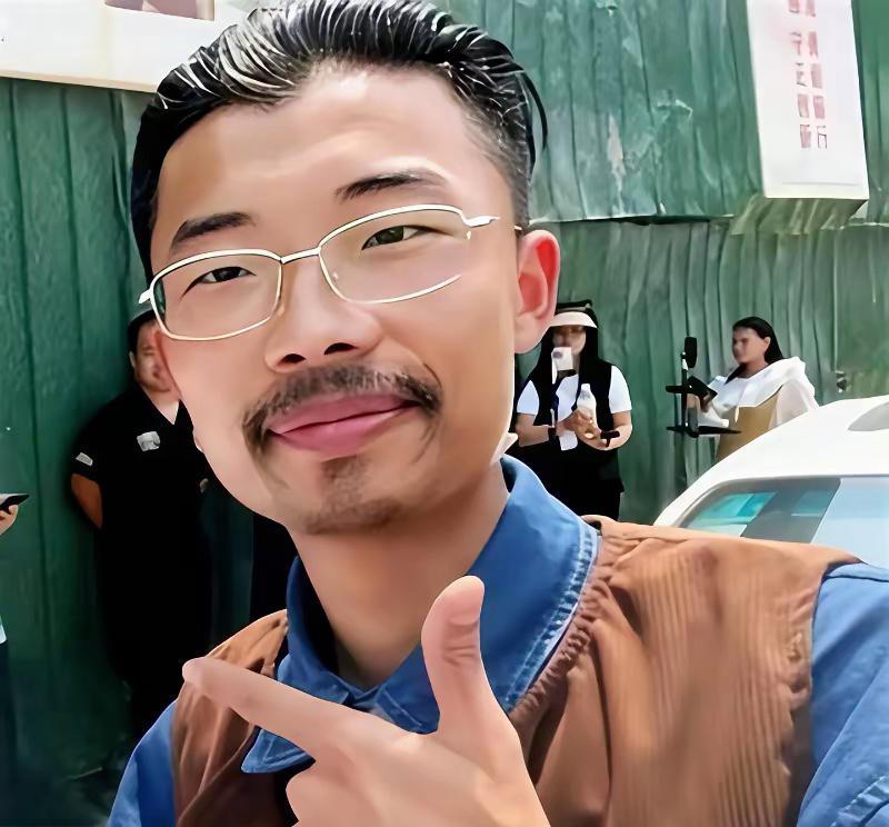 真是流量为王的时代，这位是因翻唱歌曲《诺言》而走红的网红歌手郭有才先生。​他不