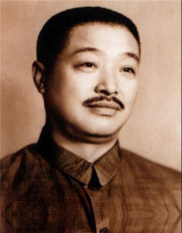 1974年初春，华国锋在中央一次小型会议上忽然拍桌子发火，指着当年举报贺龙“叛国