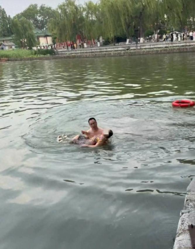 “看哭了！”5月14日，山东济南，一阿姨患病跳水轻生，被热心小伙救上岸后，嘴上还