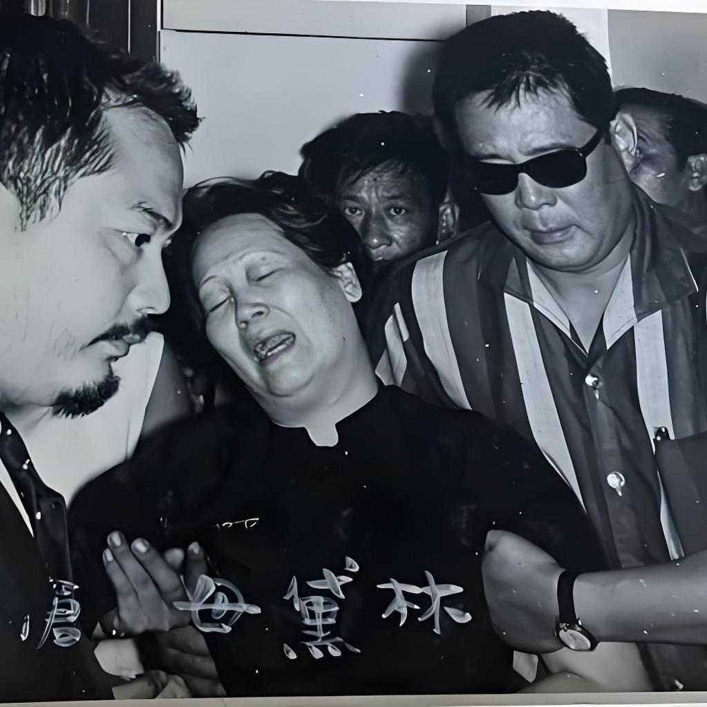 林黛（程月如）葬礼上，一张罕见的留影，这张照片拍摄于1964年7月的香港，是著名