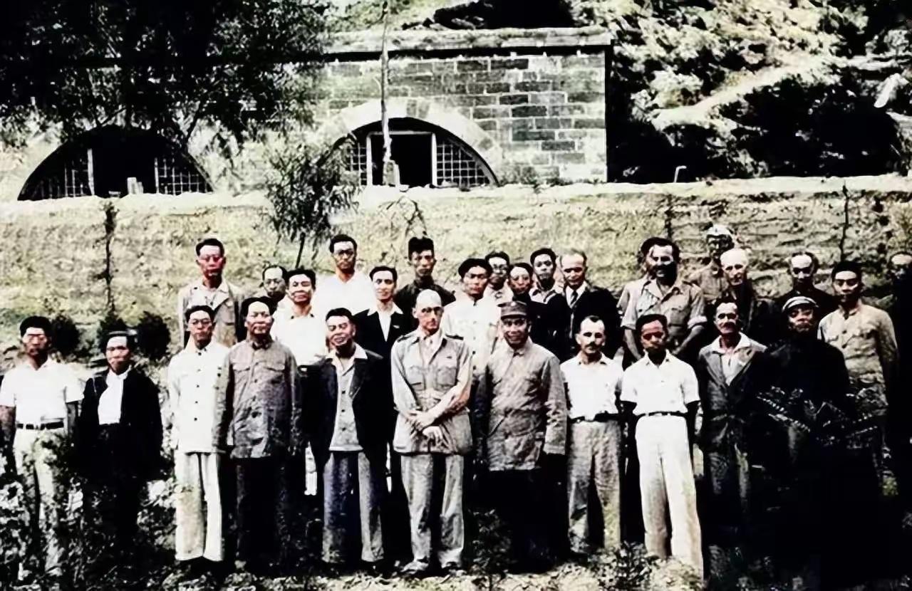这张照片拍摄于1944年六月，地点是延安王家坪，记录的是毛主席、朱老总、周总理等