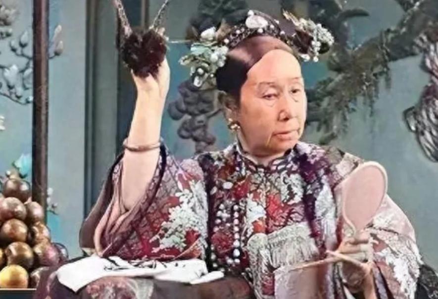 1880年，慈禧的屁股上长了痔疮，烦躁的很太医们束手无策，毕竟谁敢摸太后的屁股啊