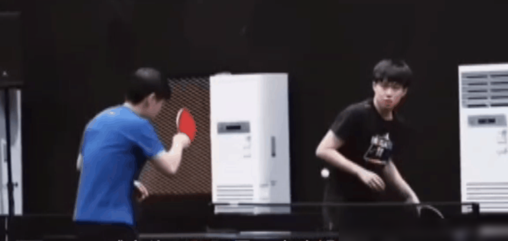 一边死死盯球，一边疯狂盯人，王楚钦在训练场的眼珠子都快忙冒烟了！流传的那些练球视频简直绝了，头哥稍微