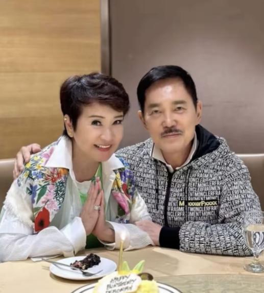 狄波拉与现任老公的合影，现任老公比狄波拉小11岁，两人属于姐弟恋已经走过了2