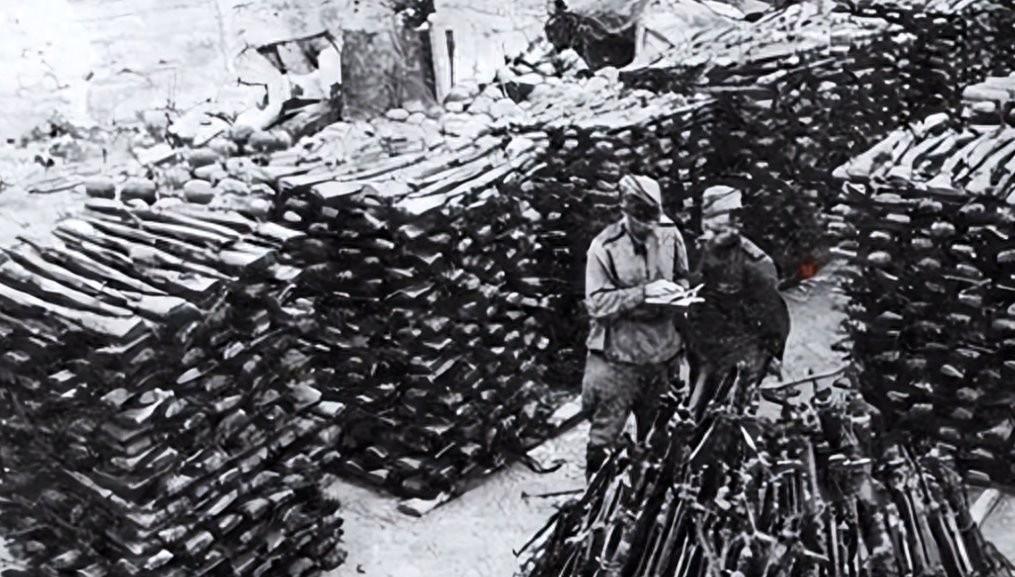 1937年淞沪会战，中国士兵头戴德式M35钢盔，手持毛瑟枪，穿着德式装备冲向日军