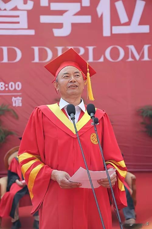 一个知名大学的校长，中国工程院的院士，业内大科学家。这样的人本是人中龙凤，社会敬