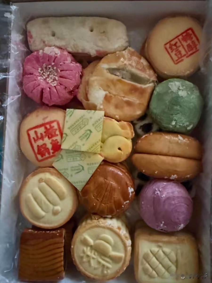 有人发帖说，稻香村的糕点，除了牛舌饼，其他都很难吃。其实吧，萝卜白菜，各有所爱，