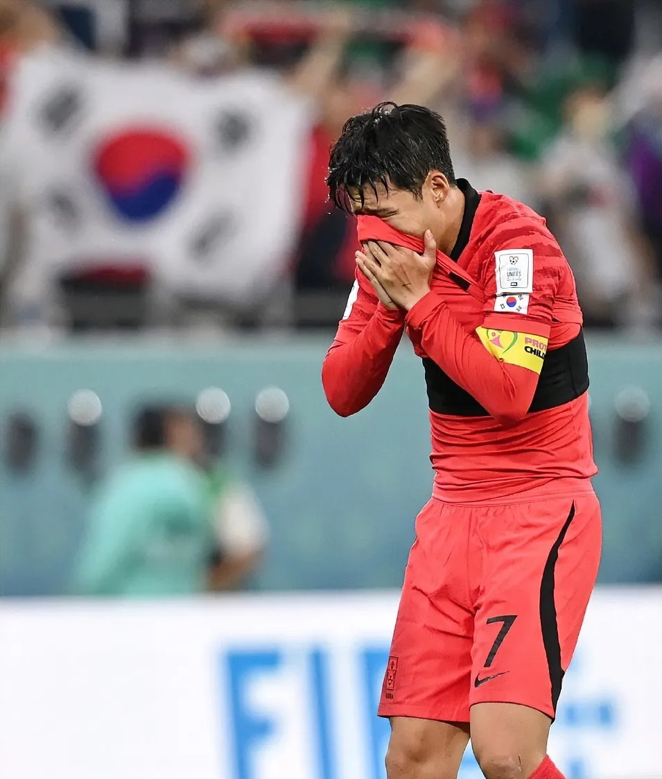韩国队未进入世界杯32强后，仅有8名球员陪同主教练洪明甫回国，对长孙兴慜没有随队