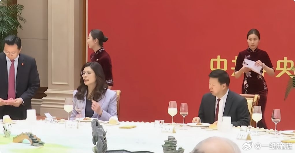 华灯璀璨，春玉蓉蓉。中国台湾省郑丽文率团访问大陆第一天，在南京东郊国宾馆和平厅，