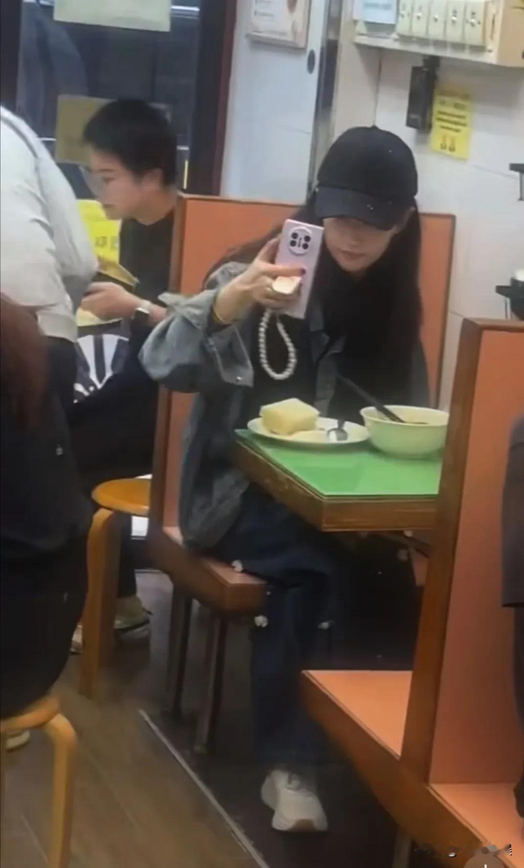 刘亦菲现身香港一间餐厅吃饭，话说她现实中这么美吗？真比电视里漂亮好多，难怪网友