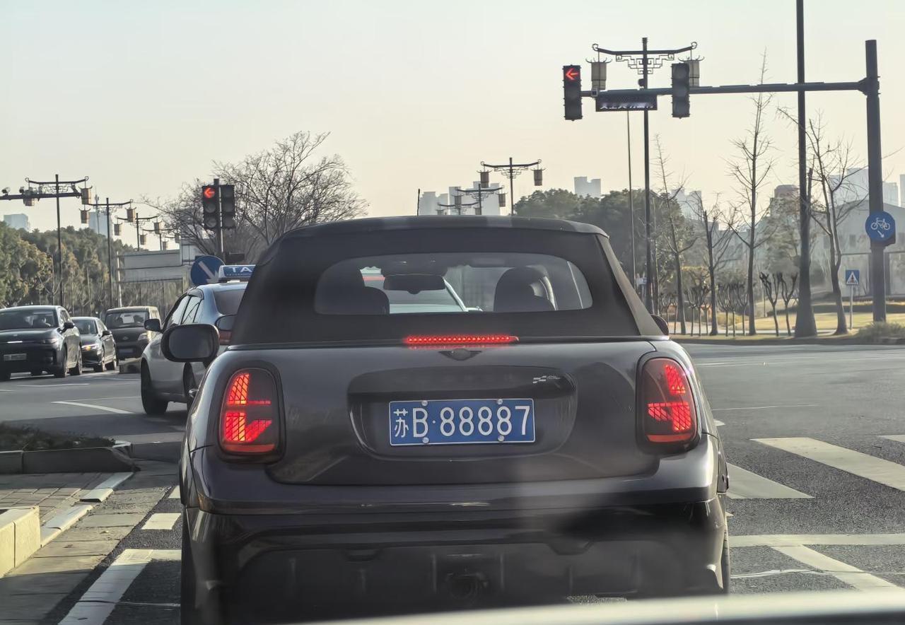 “苏B88888”又换车了，这回是辆黑色奔驰S。五年里它从路虎跳到保时捷，再跳