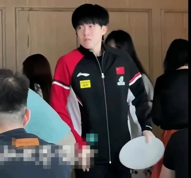 头哥：真是太难了！还是出去找点吃的吧！实在是提不起胃口啊！头哥去吃早餐，拿着一个