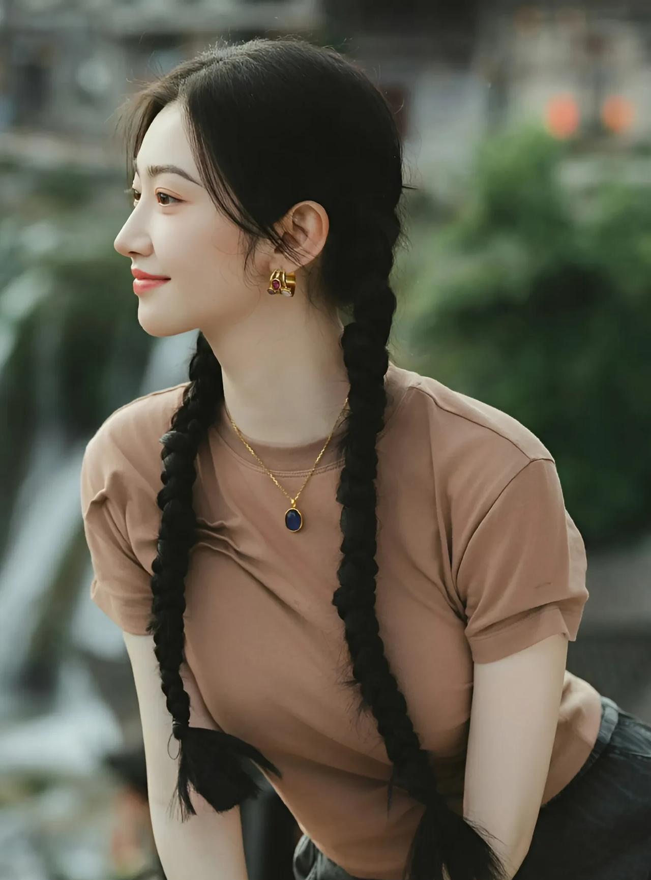 景甜双麻花辫造型太甜啦！邻家少女感爆棚，笑容甜美眼神清澈，青春活力扑面而来。
