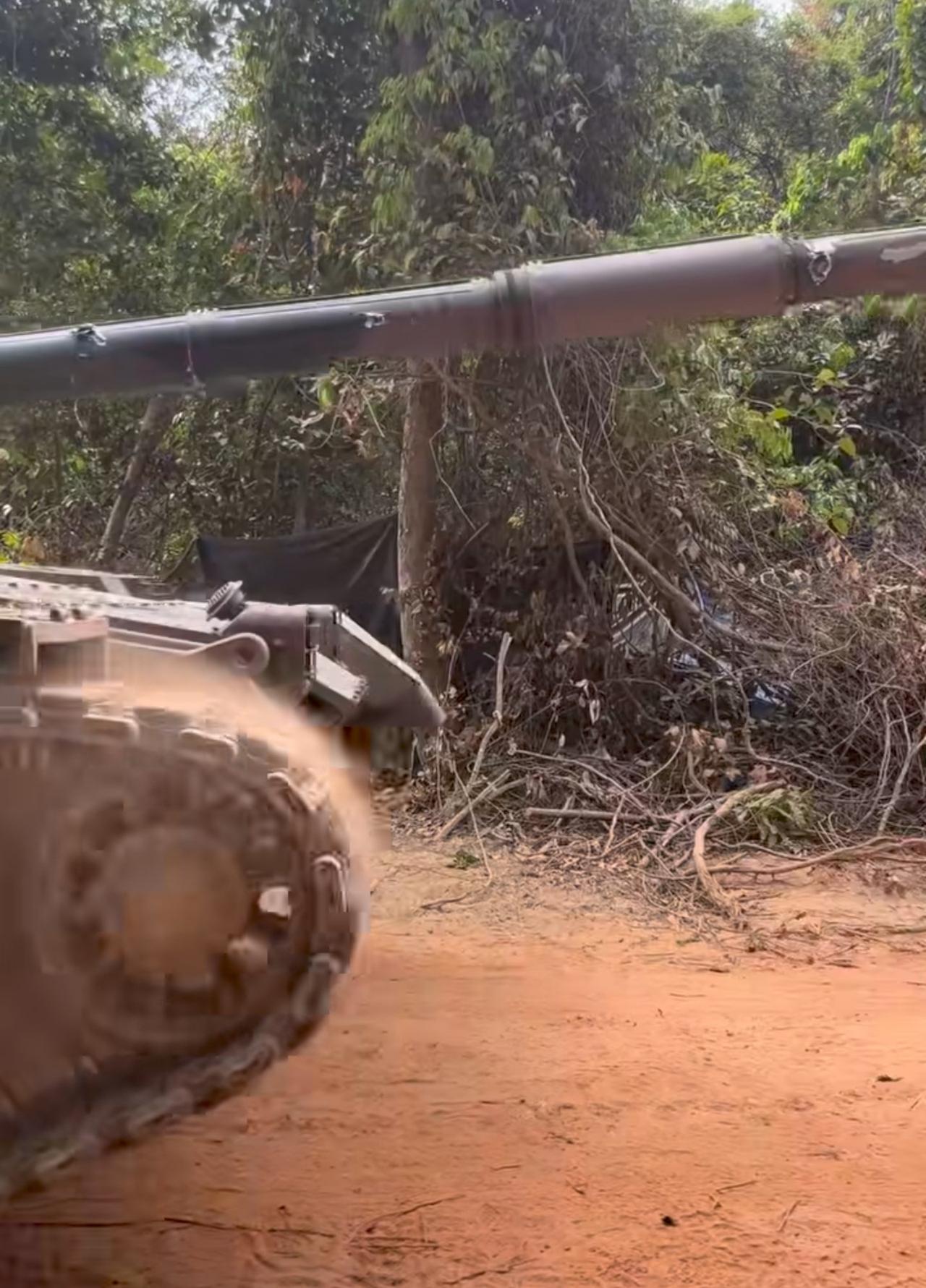 被柬军击伤炮管的泰军VT4主战坦克，炮管没断但被破片打出了多个弹痕，但看样子炮管