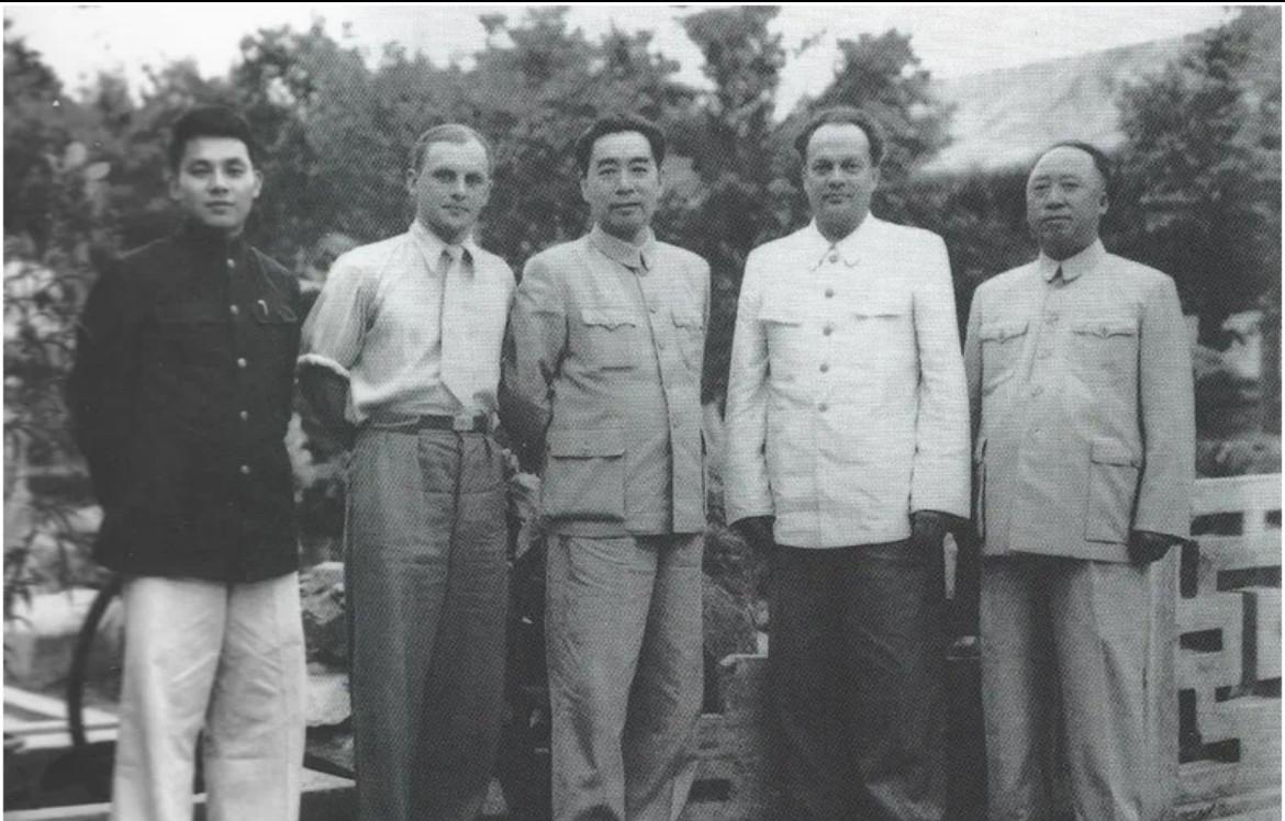 1951年8月，时任中央人民政府铁道部部长滕代远（右一）陪同周恩来总理接见了中国