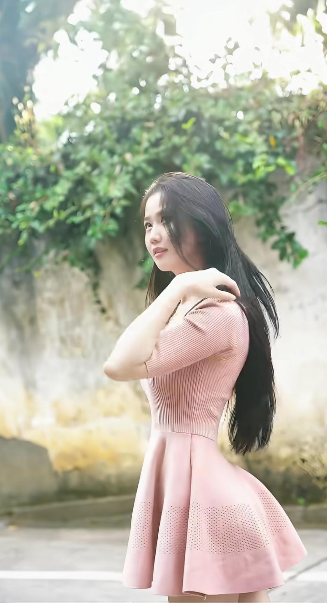 风一样的曼妙女子，在秋天的小巷里穿过。什么样的女人才是人间最美丽的风景街拍美女
