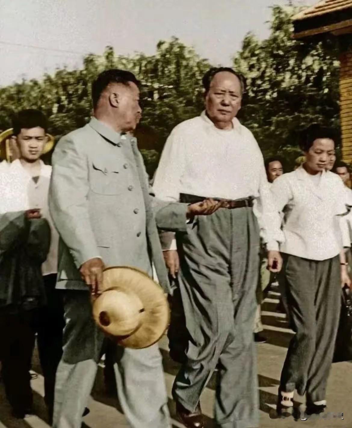 这张珍贵合影拍摄于1964年6月15日，毛主席百忙之中来到北京体育中心视察，当他