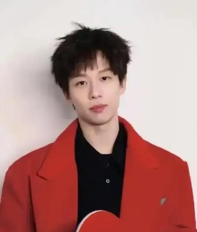 紫色大衣出现在机场通道。下一秒，官网库存变零。不是流量明星。是林高远。一