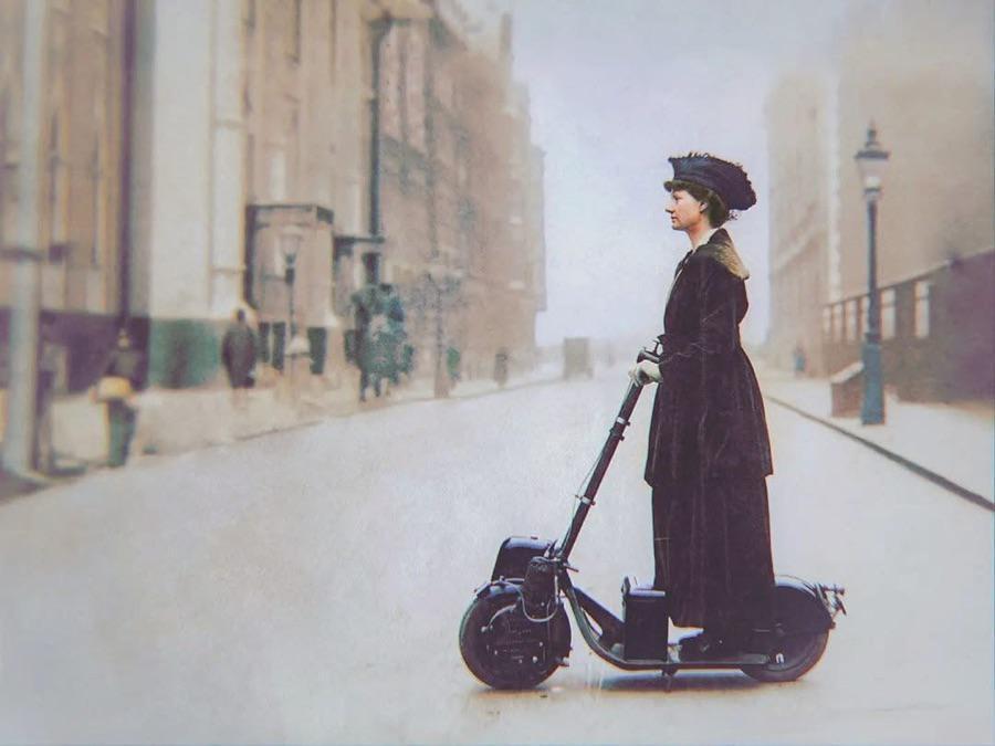 110年前的电动溜溜车？该照片摄于1916年的英国伦敦，一名妇人正骑乘该车悠闲逛